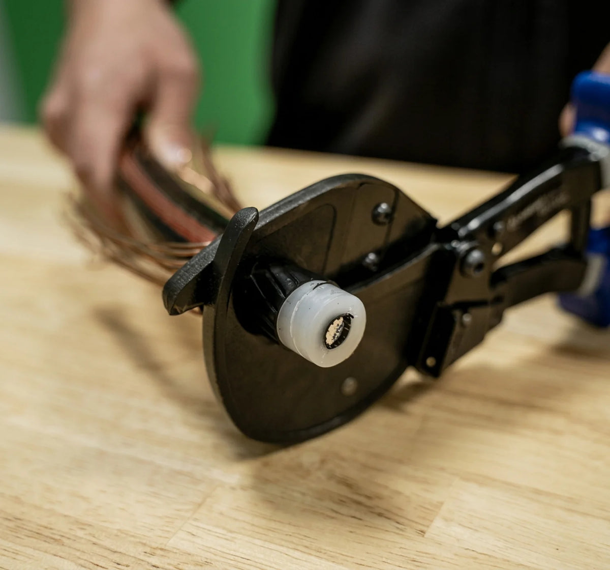 Open Jaw Ratcheting Cable Cutter
